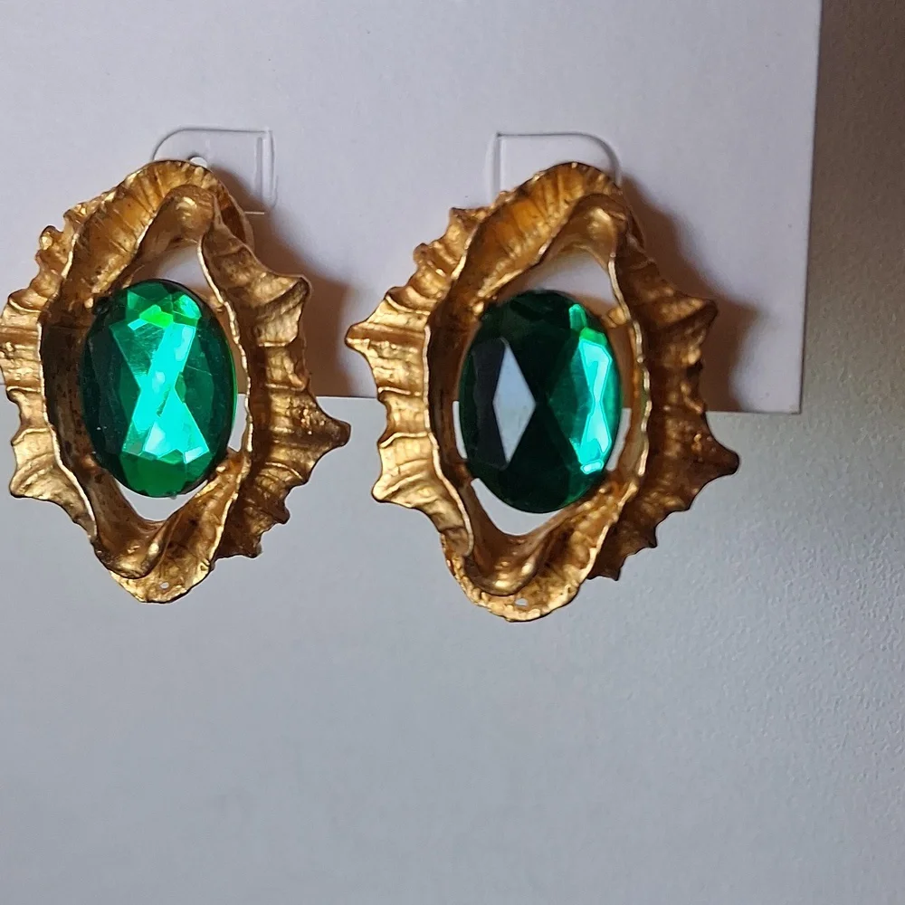 Vintage Clip-on Gold-Tone Earrings with Emerald Green - Picture 7 of 13